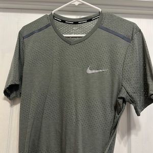 Nike dri fit size medium